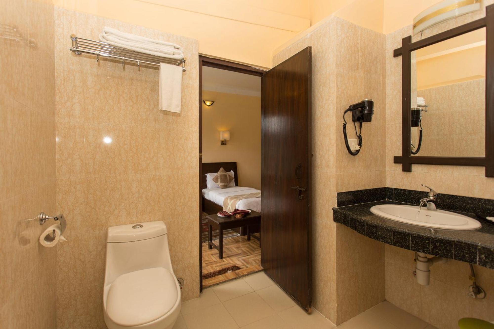 Hotel Peninsula Pokhara Extérieur photo
