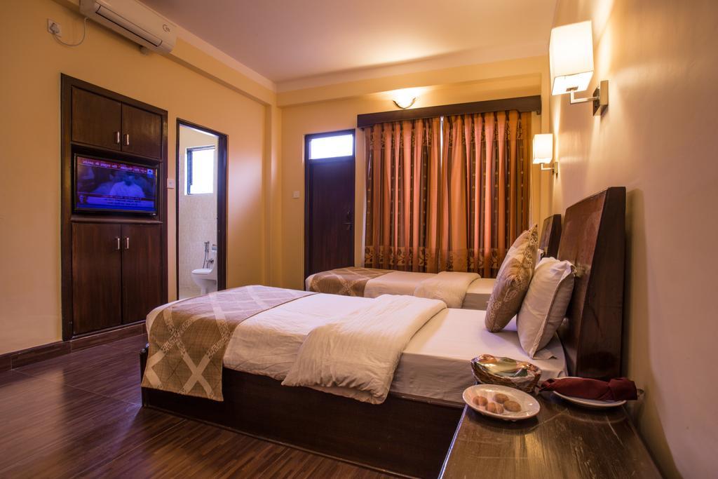 Hotel Peninsula Pokhara Extérieur photo