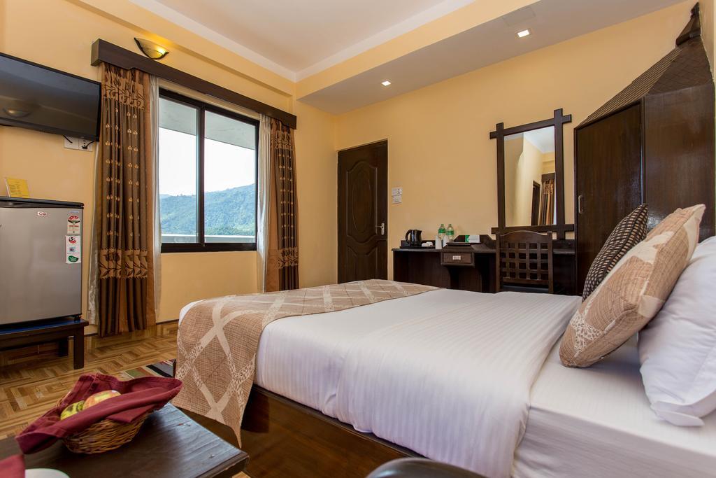 Hotel Peninsula Pokhara Extérieur photo