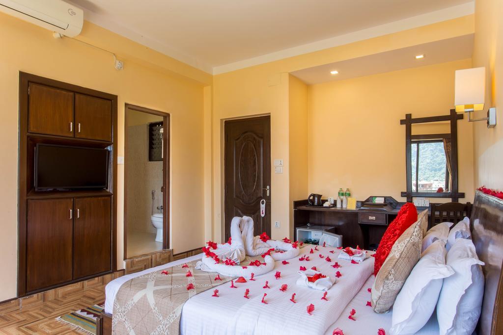 Hotel Peninsula Pokhara Extérieur photo