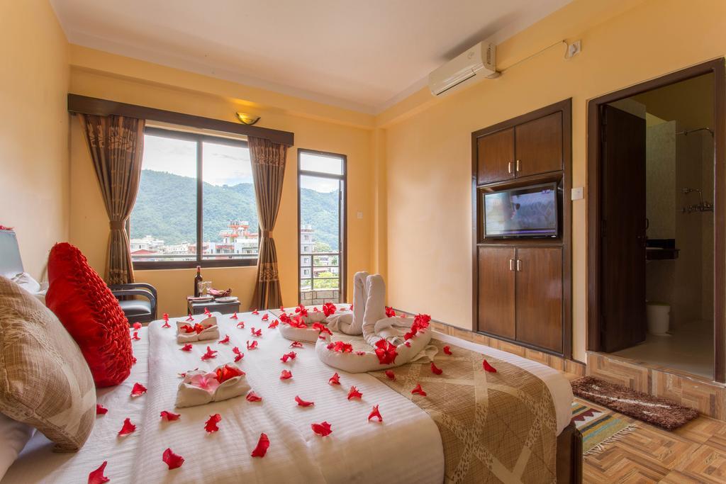 Hotel Peninsula Pokhara Extérieur photo