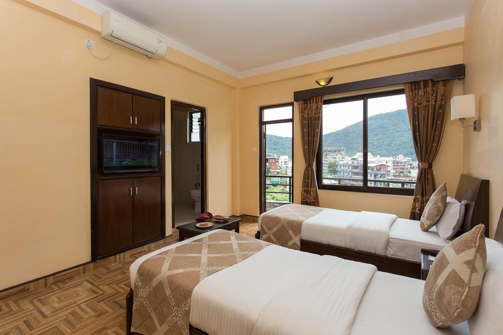 Hotel Peninsula Pokhara Extérieur photo