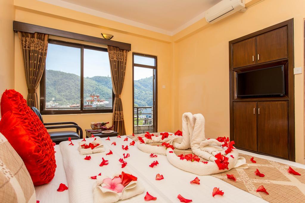 Hotel Peninsula Pokhara Extérieur photo