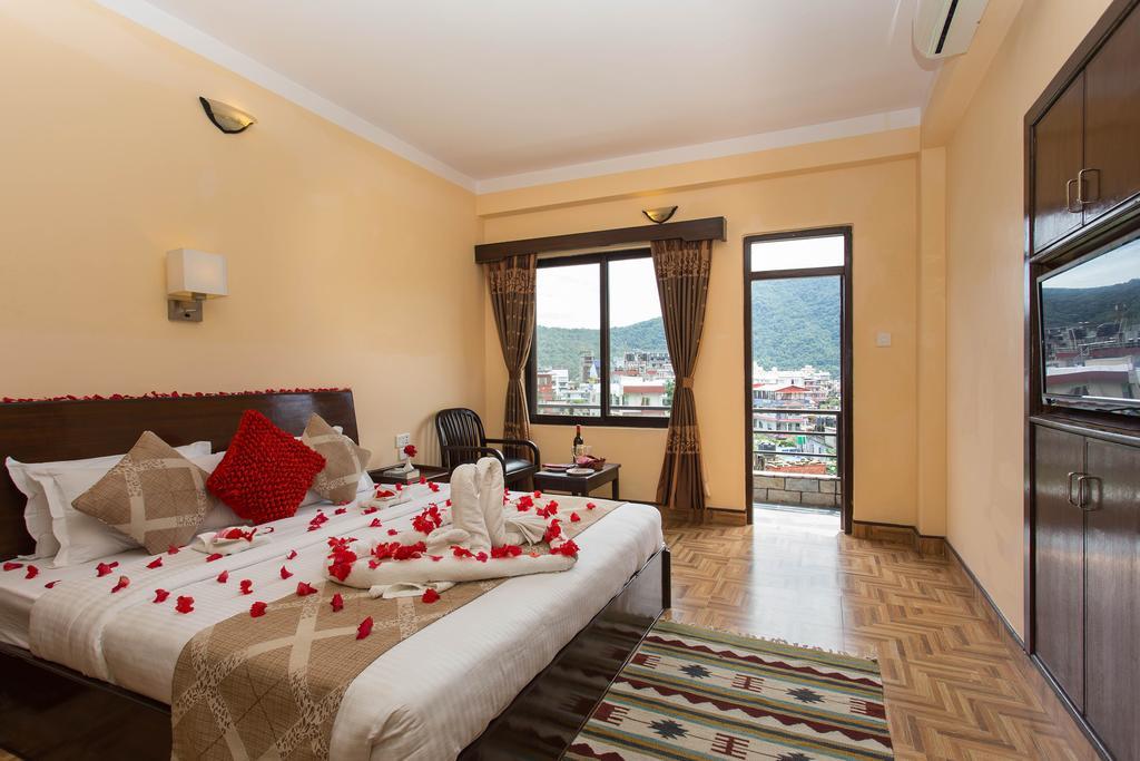 Hotel Peninsula Pokhara Extérieur photo