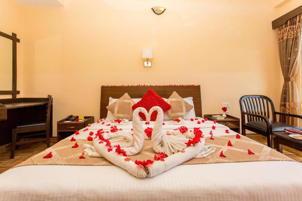 Hotel Peninsula Pokhara Extérieur photo