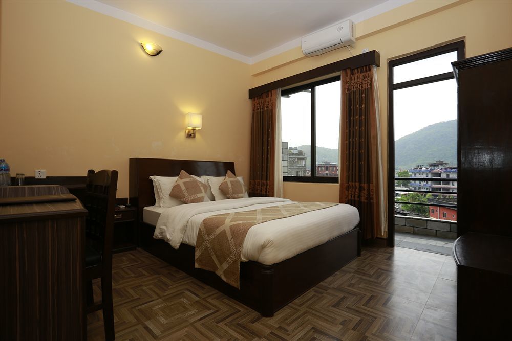 Hotel Peninsula Pokhara Extérieur photo