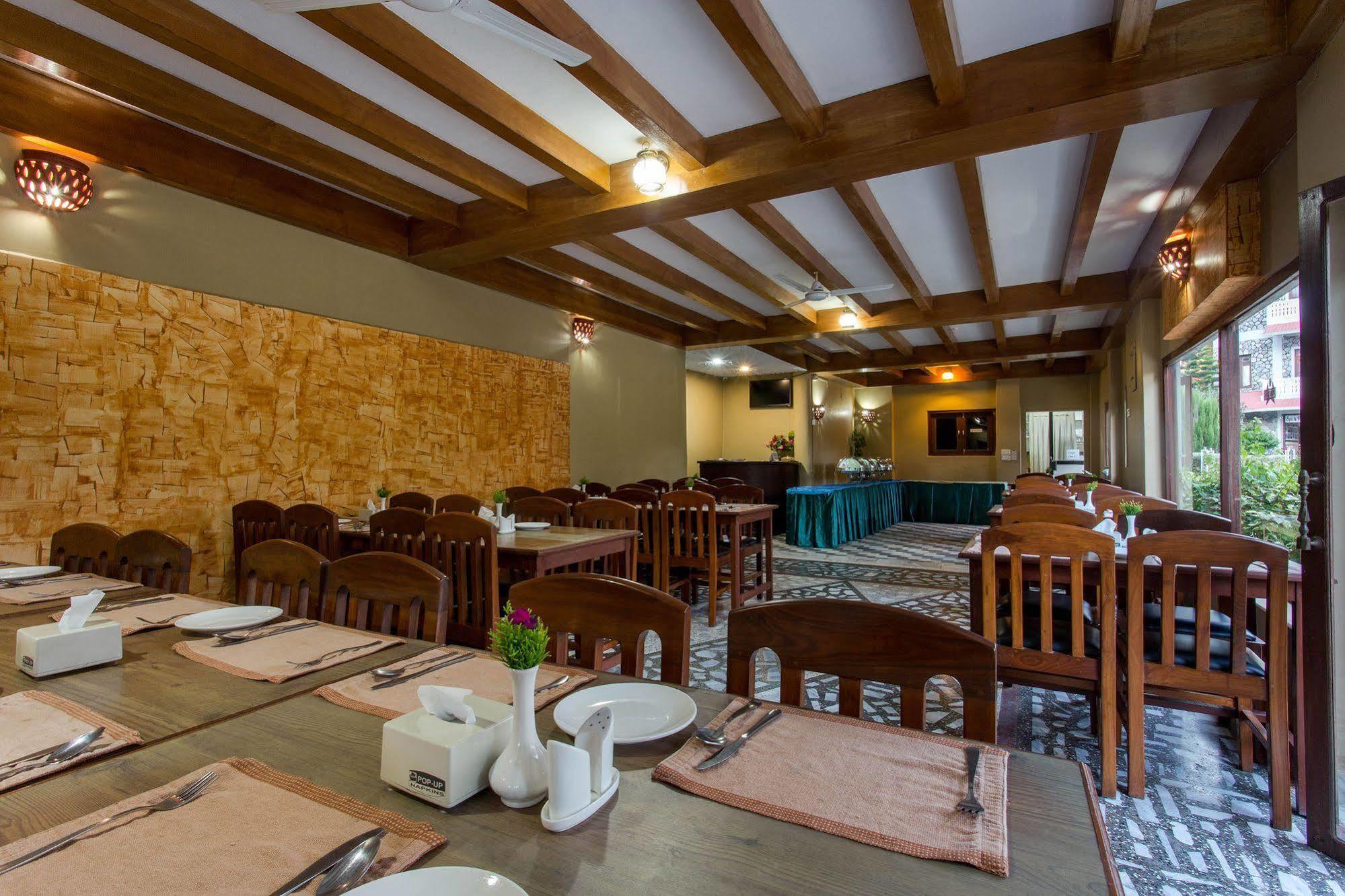 Hotel Peninsula Pokhara Extérieur photo
