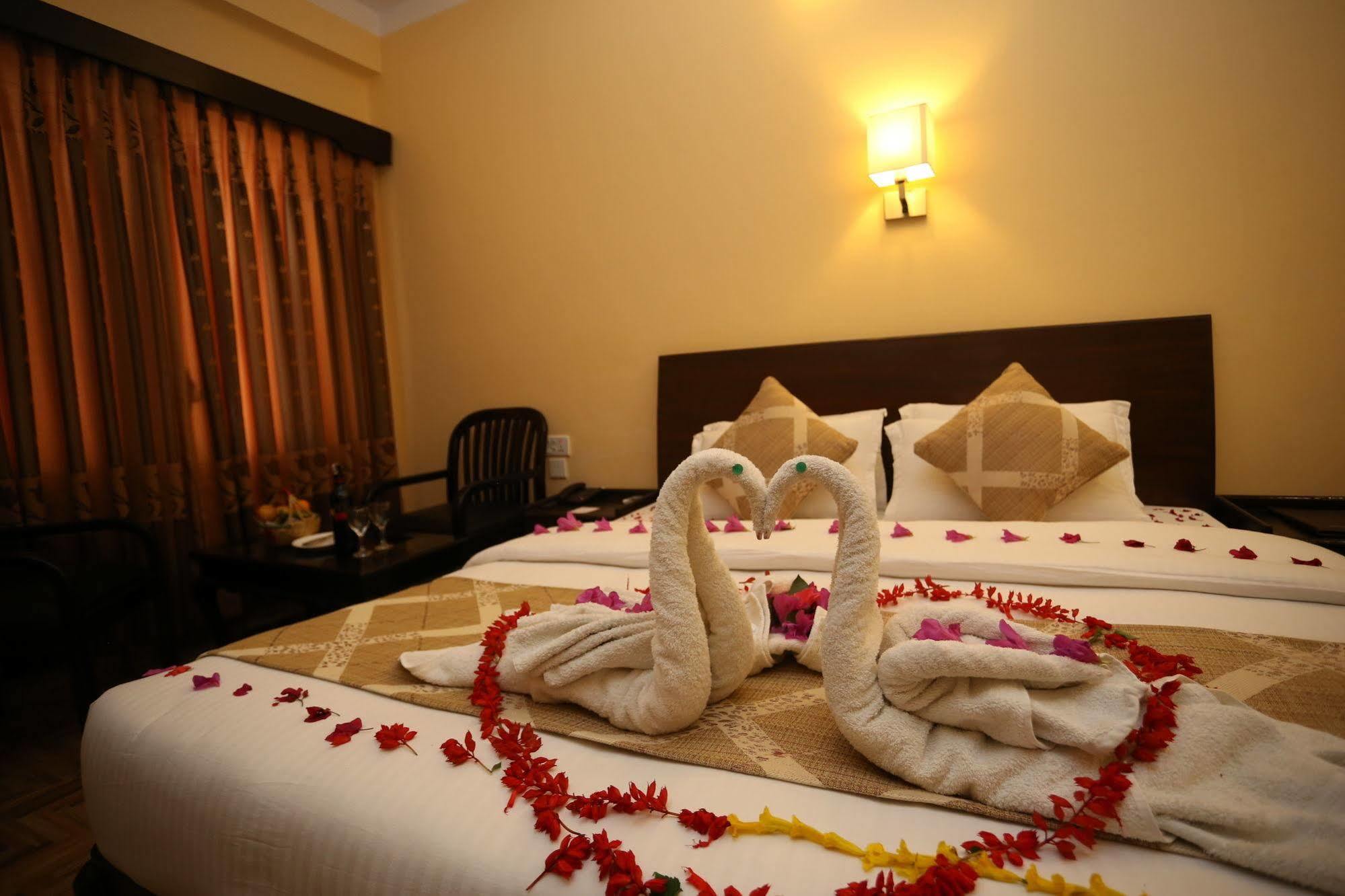 Hotel Peninsula Pokhara Extérieur photo