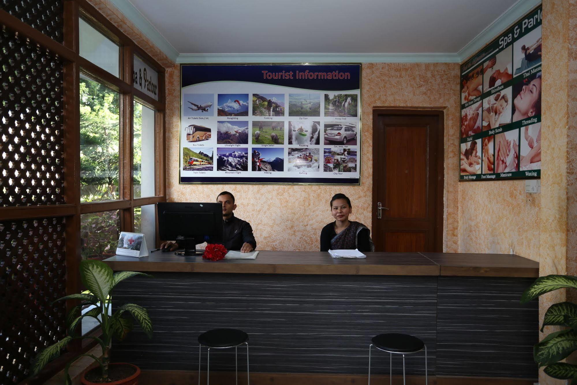 Hotel Peninsula Pokhara Extérieur photo