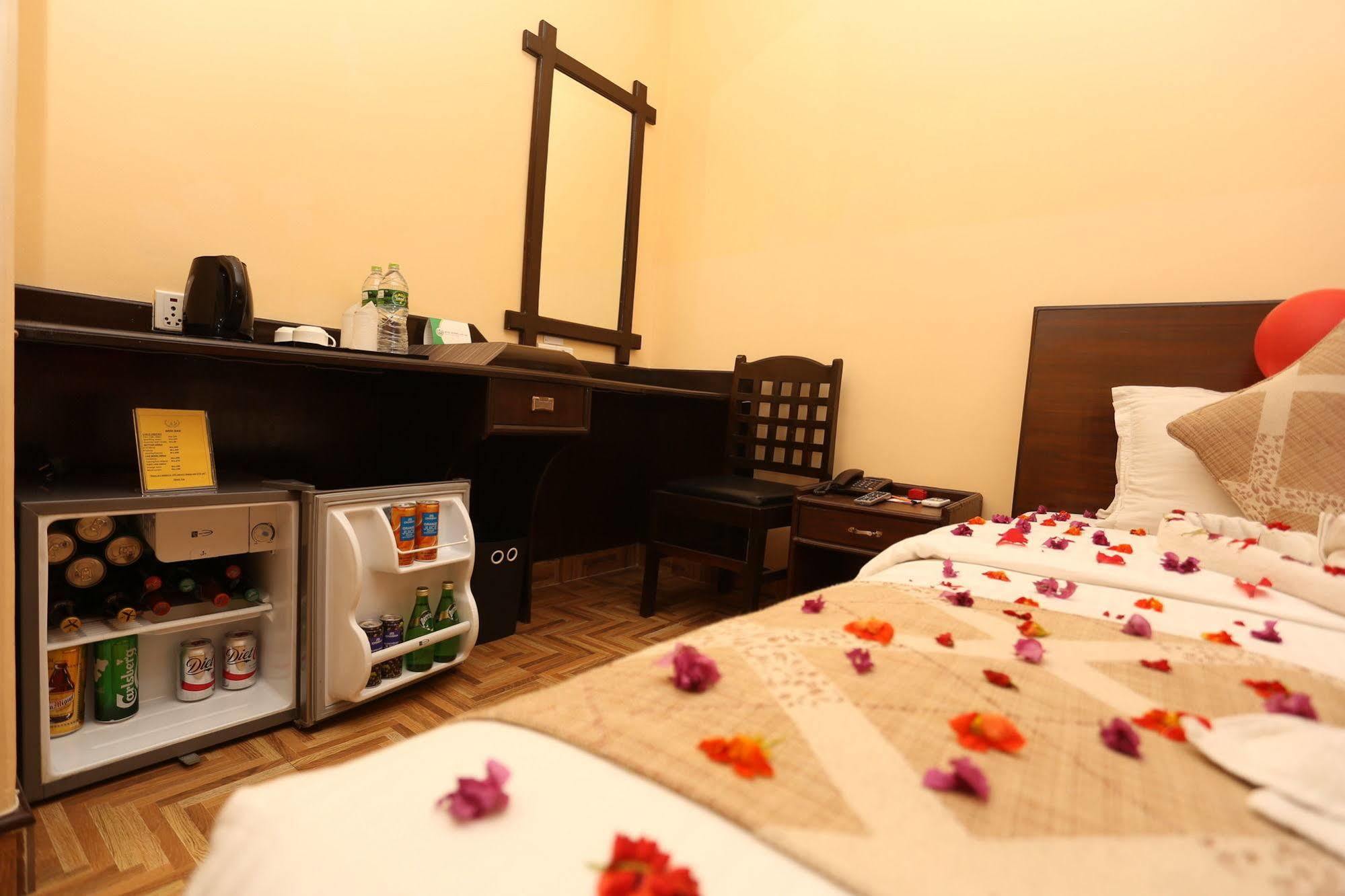 Hotel Peninsula Pokhara Extérieur photo