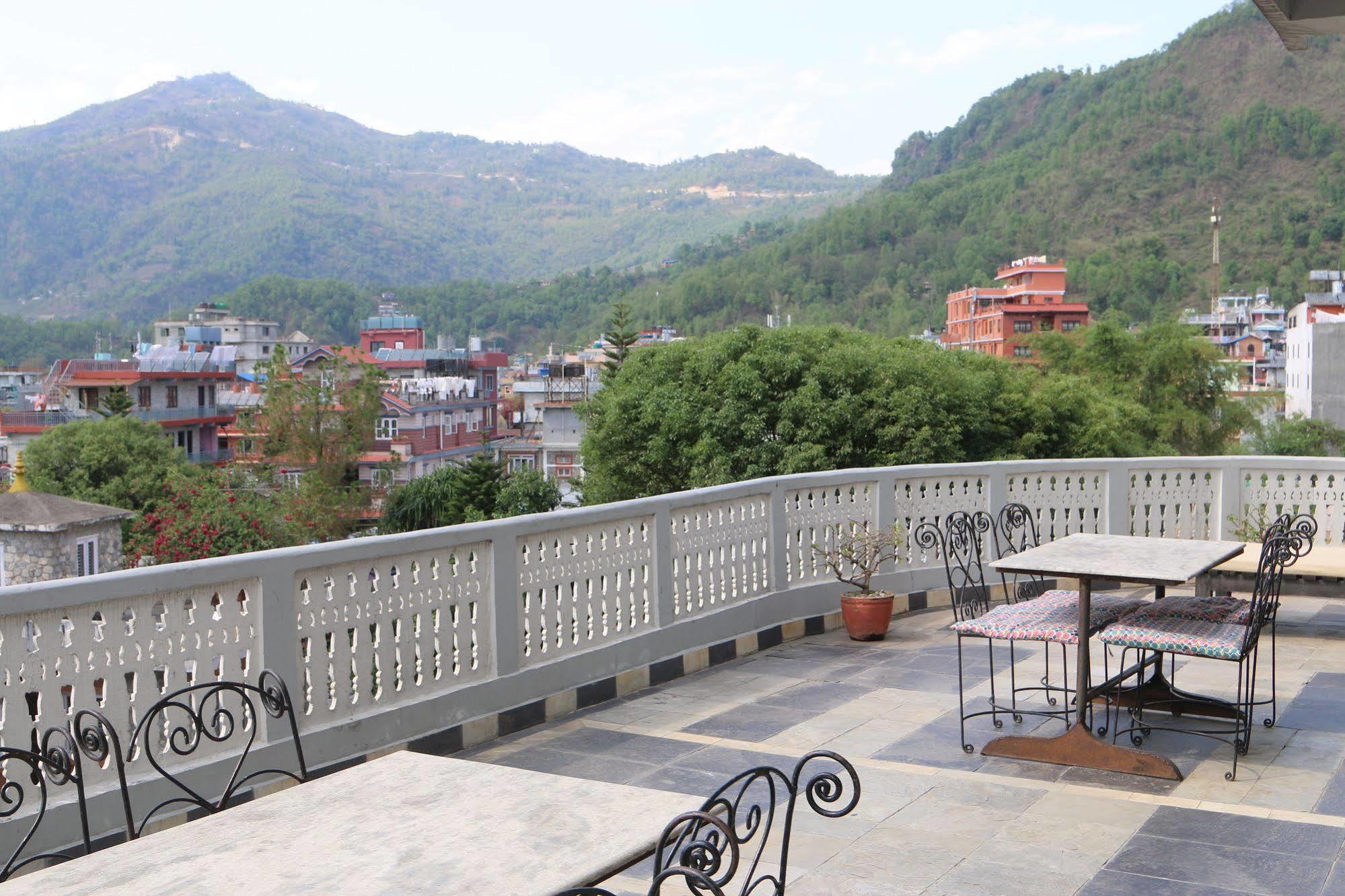 Hotel Peninsula Pokhara Extérieur photo