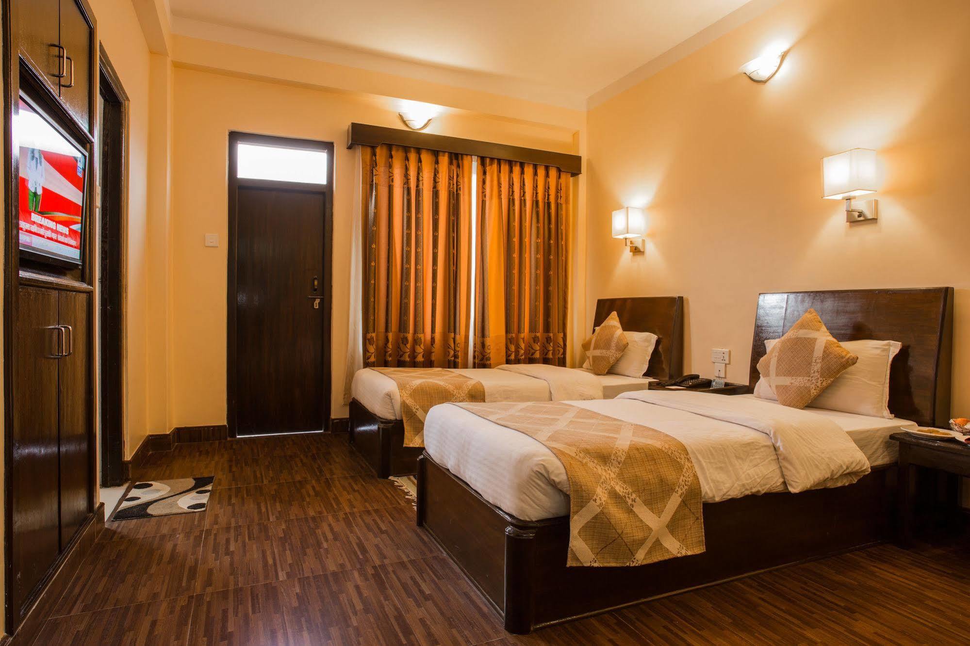 Hotel Peninsula Pokhara Extérieur photo